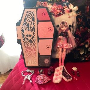Draculaura Skulltimate Locker Set with Doll -NWOB